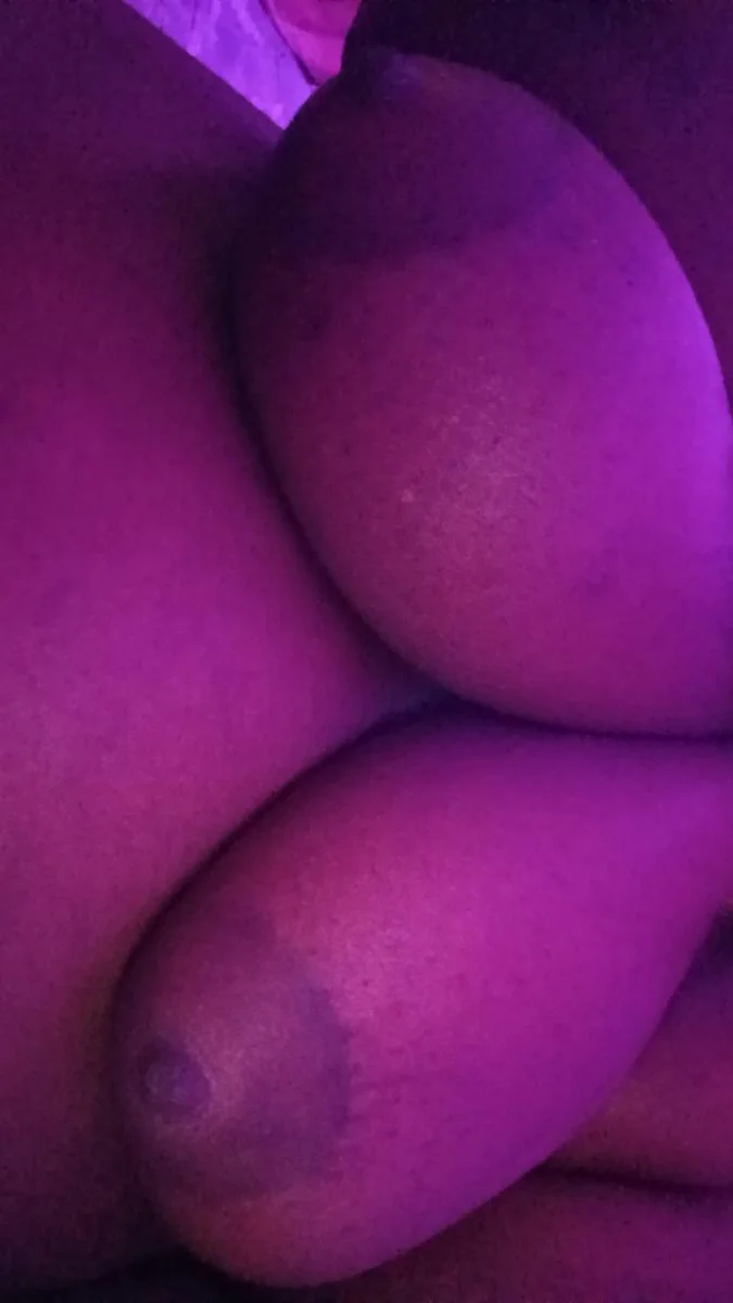 Hey sexy gentlemen I'm ready to make you cum and Come drown in this throat😈👅and show me a good time and I will show you a even better time  Come ger some of my Jamaican pussy 💦